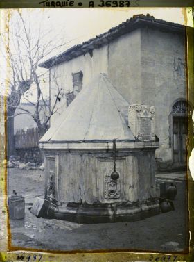 Image représentant Une fontaine dans la cour de la mosquée Haci Bayram
