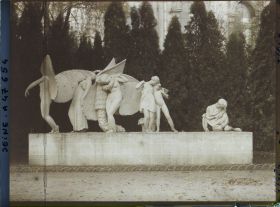 Image représentant L'Exposition des arts décoratifs, Jardin du Pavillon de la Ville de Paris, Groupe de Lucienne Heuvelmans