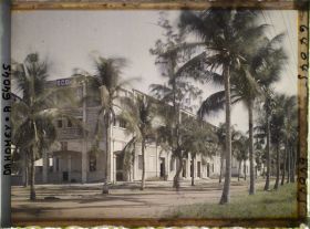 Image représentant Factorerie de la SCOA (Société commerciale de l'Ouest africain) sur l'avenue de la Lagune, quartier européen