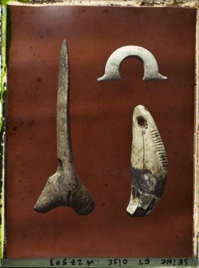 Image représentant France, St Germain- en- Laye, Musée, 1 Bton de Ct à double trancht 55063-Pendeloque dent d'Ours avec encoches 54923, agrafe 56054 Grotte du Placard