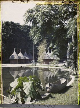 Image représentant L'Exposition Coloniale Internationale de 1931, le village indigène de l'AOF (Afrique occidentale française)