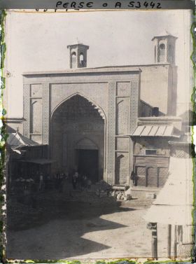 Image représentant Portail d'entrée de la mosquée Vakil (mosquée du régent) (XVIIIe siècle)
