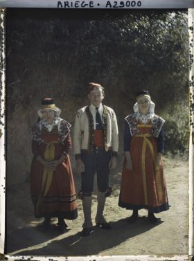 Image représentant Groupe de Bethmalais : deux femmes et un homme, fils du maire de la commune