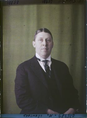 Image représentant https://musee-albert-kahn.s-museum.fr/home/NWQ2OTAwYzNmYjZlZTk1ZWQwODJmMjY4L2dlbmVyaWMtbm90aWNlLXRhYi9hdXRob3JpdHkvNjE3YTc5ZjVjZjhiODk2OGIzMzM3ZDIx/5d6900c3fb6ee95ed082f268/generic-notice-tab/authority/617a79eacf8b8968b3336569 Monsieur Léantard