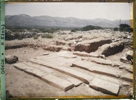 Image représentant Dans l'angle sud-ouest de la cour centrale, l'autel circulaire (ou table à libations)