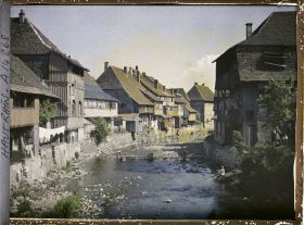 Image représentant Les bords de la Doller vers l'aval, prise du pont de l'Eglise