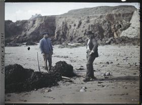 Image représentant Deux hommes transportant du goémon sur la plage du Loc'h