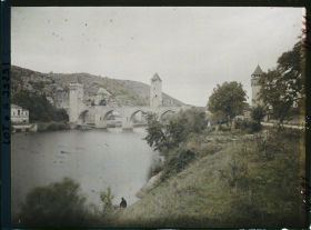Image représentant France, Cahors, Le pont Valentré vu de la rive droite du Lot vers l'aval