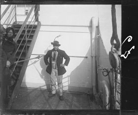 Image représentant Un passager des 3emes classes, vêtu d'un costume traditionnel d'Europe centrale ou d'Italie, prend la pose sur l'entrepont