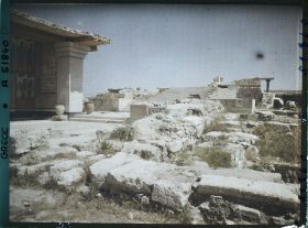 Image représentant Dans le Palais. A gauche, les Propylées sud (entrée du Palais, au bout du couloir de la procession) et au fond, l'escalier d'honneur qui serait aux étages supérieurs de l'aile orientale
