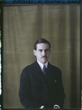 Image représentant https://musee-albert-kahn.s-museum.fr/home/NWQ2OTAwYzNmYjZlZTk1ZWQwODJmMjY4L2dlbmVyaWMtbm90aWNlLXRhYi9hdXRob3JpdHkvNjE3YTc5ZjVjZjhiODk2OGIzMzM3ZDIx/5d6900c3fb6ee95ed082f268/generic-notice-tab/authority/617a79ebcf8b8968b333706f Monsieur Kemford Adams