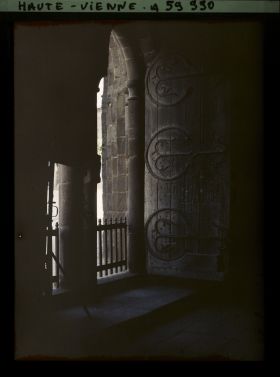 Image représentant Le porche de la collégiale Saint-Pierre