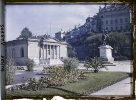 Image représentant Le Musée Rath et la statue du Général Dufour à la place Neuve