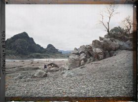 Image représentant Les derniers rochers du barrage naturel de rivière Noire, vue vers l'amont, en direction de Su-yut