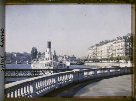 Image représentant Le bateau à vapeur Général Dufour à l'embarcadère du quai du Mont-Blanc