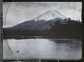 Image représentant Le Mont Fuji (Fuji-san) vu du lac Shôji (Shôji-ko)