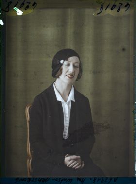 Image représentant https://musee-albert-kahn.s-museum.fr/home/NWQ2OTAwYzNmYjZlZTk1ZWQwODJmMjY4L2dlbmVyaWMtbm90aWNlLXRhYi9hdXRob3JpdHkvNjE3YTc5ZjVjZjhiODk2OGIzMzM3ZDIx/5d6900c3fb6ee95ed082f268/generic-notice-tab/authority/617a79ebcf8b8968b333674a Madame Watson Armstrong