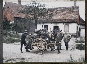 Image représentant Les poilus du 98e déménagent d'une maison marmitée des Loges