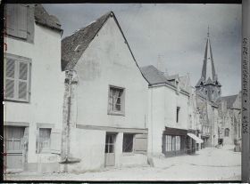 Image représentant La rue du Pilori et la collégiale Saint-Aubin