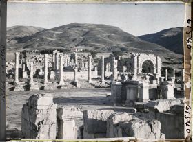 Image représentant L'ancien forum et l'arc sur le cardo maximus, vestiges de la cité antique Cuicul