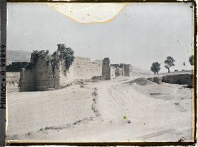 Image représentant Le Tamdert, vue prise de l'extérieur de la ville
