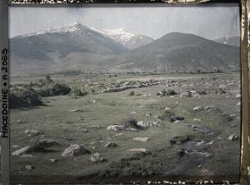 Image représentant La montagne qui est derrière l'autre avec un petit cirque au dessus du bassin