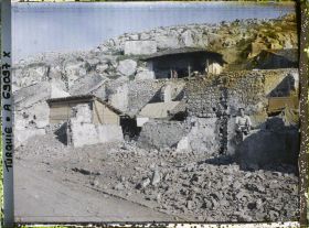 Image représentant Village ou faubourg de ville endommagé ( incendié ? par guerre d'Indépendance ?)