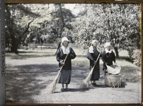Image représentant Le palais impérial Sento (Sento-gosho) : jardinières au travail
