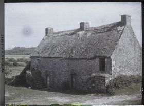 Image représentant Une maison à toit de chaume dans la lande