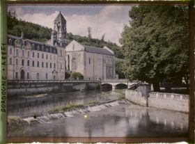 Image représentant France, Brantôme, L'hôtel de ville avec l'abbaye et son église