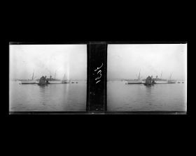 Image représentant Navire de commerce en opération de manutention grâce à des bateaux de servitude dans la baie de Victoria Harbour.
