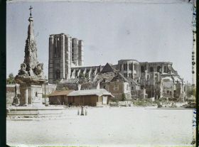 Image représentant France, Noyon, Place de l'Hôtel de Ville - Fontaine et Cathédrale