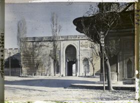 Image représentant Bab-i-Hümayun, ("Porte de l'Auguste") de Topkapi Sarayi ("Palais de la Porte du Canon") et l'un des côté de la fontaine du Sultan Ahmet III