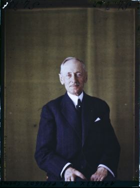 Image représentant https://musee-albert-kahn.s-museum.fr/home/NWQ2OTAwYzNmYjZlZTk1ZWQwODJmMjY4L2dlbmVyaWMtbm90aWNlLXRhYi9hdXRob3JpdHkvNjE3YTc5ZjVjZjhiODk2OGIzMzM3ZDIx/5d6900c3fb6ee95ed082f268/generic-notice-tab/authority/617a79ebcf8b8968b3337578 Monsieur Jules Perrigot