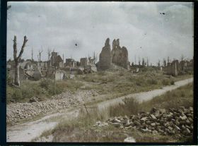 Image représentant Belgique, Ypres, La Rue St Jacques , au fond l'Eglise St Jacques