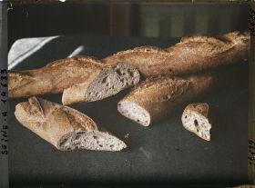 Image représentant Pains et morceaux de pain (correspondants aux tickets de rationnement ?)