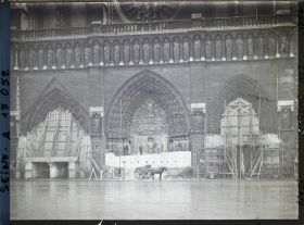 Image représentant Démantèlement des protections anti-bombardement des portails de Notre-Dame de Paris