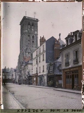 Image représentant Les boutiques de la rue de Châteauneuf et la tour Charlemagne