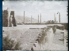 Image représentant Le haut du double escalier monumental donnant accès à la terrasse