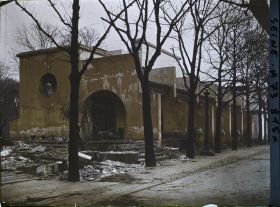 Image représentant L'exposition des arts décoratifs, démolition du pavillon de Provence (?), sur le cours la Reine