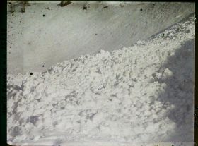 Image représentant France Les Alpes, La mer de Glace, Une Avalanche dans le Couloir de la Filiaz