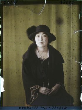 Image représentant https://musee-albert-kahn.s-museum.fr/home/NWQ2OTAwYzNmYjZlZTk1ZWQwODJmMjY4L2dlbmVyaWMtbm90aWNlLXRhYi9hdXRob3JpdHkvNjE3YTc5ZjVjZjhiODk2OGIzMzM3ZDIx/5d6900c3fb6ee95ed082f268/generic-notice-tab/authority/617a79ebcf8b8968b333749b Madame Mijaoka