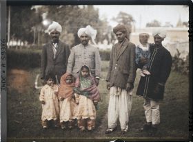 Image représentant Groupe d'hommes et d'enfants