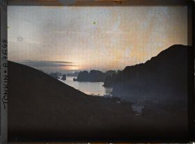 Image représentant Un lever de soleil sur Hon-gai et les rochers environnants