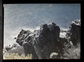 Image représentant Roches escarpées en bord de mer