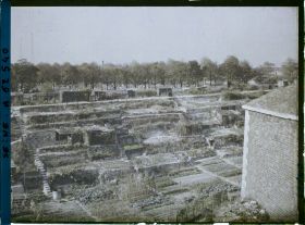 Image représentant Les jardins ouvriers à l'emplacement des anciennes fortifications porte de Clichy et le cimetière des Batignolles