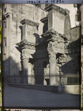 Image représentant Partie de colonnade encastrée dans des maisons rue de la croce bianca