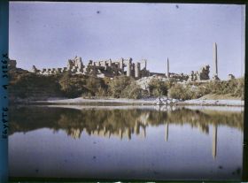 Image représentant Vue du lac sacré sur le temple d'Amon Râ