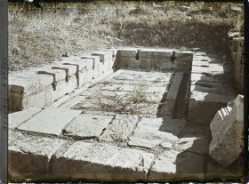 Image représentant Latrines publiques, place des Sévères (nouveau forum), vestiges de la cité antique Cuicul