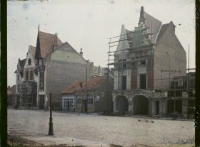 Image représentant France, Béthune, Contre jour vers les nouvelles maisons de la Grande Place